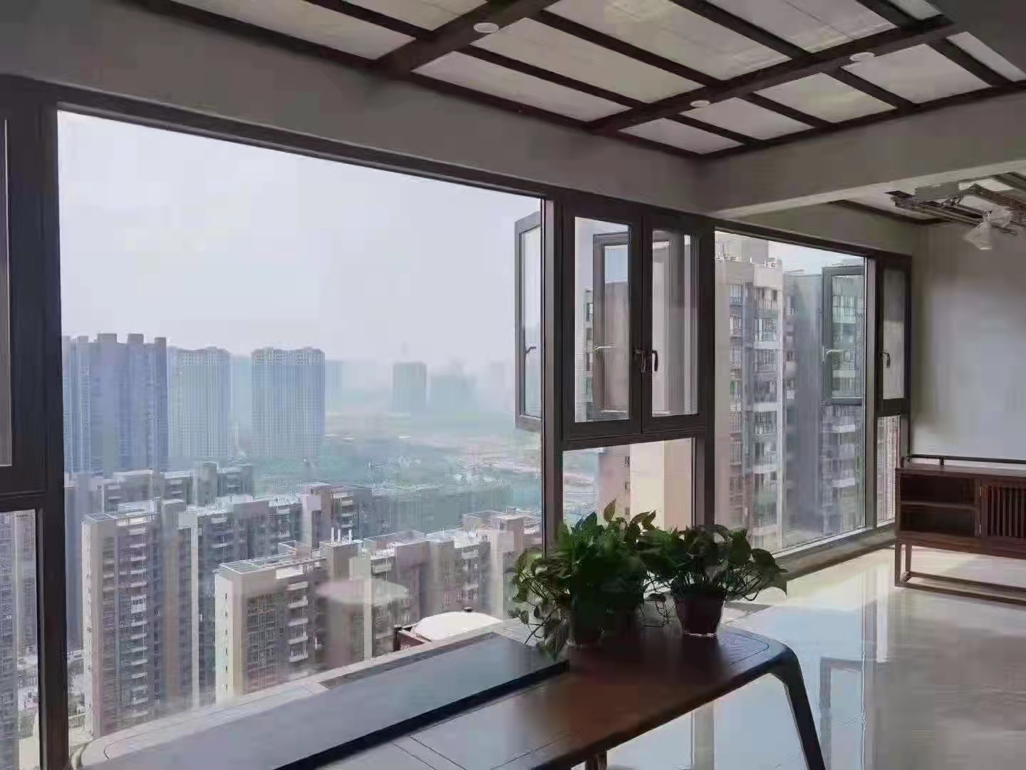 封陽(yáng)臺(tái)用什么窗？很多人沒(méi)想到這點(diǎn)就裝錯(cuò)了